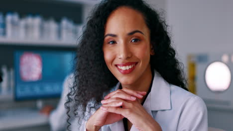 Científico,-Mujer-Y-Rostro-En-Laboratorio-Con-Sonrisa.