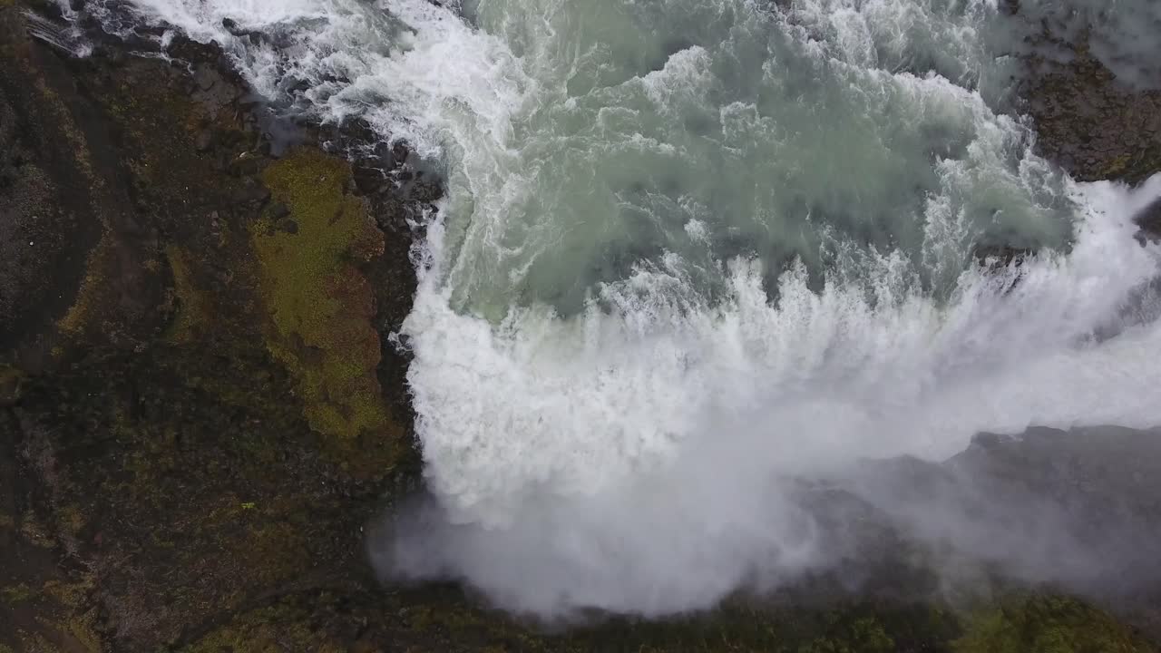 imagen aérea de un avión no tripulado volando sobre la cascada de gulfoss en islandia. día nublado
