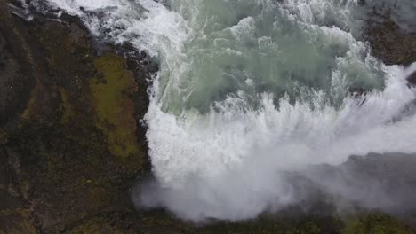 Disparo-Aéreo-De-Un-Dron-Sobrevolando-La-Cascada-De-Gulfoss-En-Islandia.-Día-Nublado