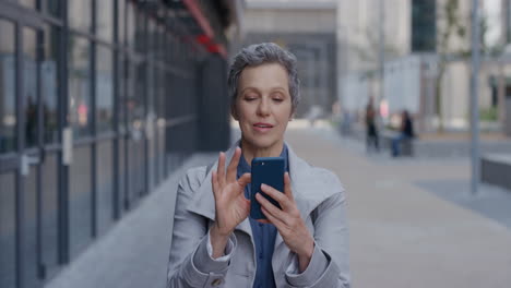 Retrato-Feliz-Mujer-De-Negocios-Senior-Usando-Un-Teléfono-Inteligente-En-La-Ciudad-Disfrutando-De-Mensajes-De-Texto-Navegando-En-Un-Teléfono-Móvil-Enviando-Sms-Estilo-De-Vida-Urbano-Profesional-En-Cámara-Lenta