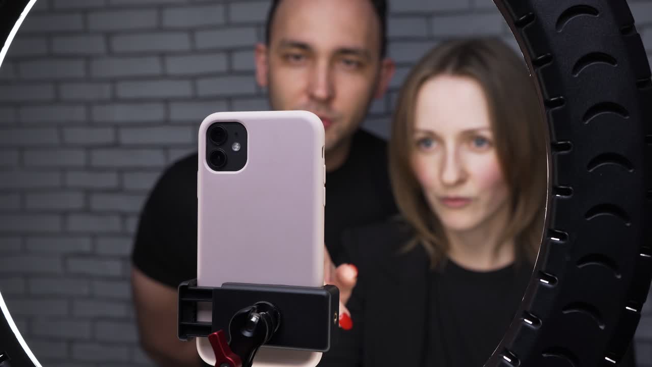 video de una pareja hablando con sus seguidores para el blog