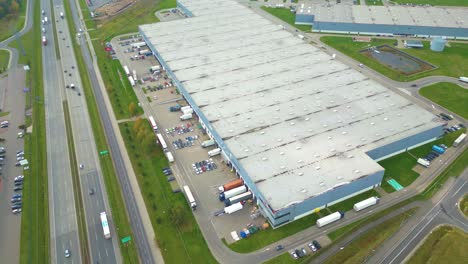 almacenes, gran centro logístico cerca de la autopista, vista de un gran número de remolques y contenedores de carga, transporte internacional de carga, vista aérea