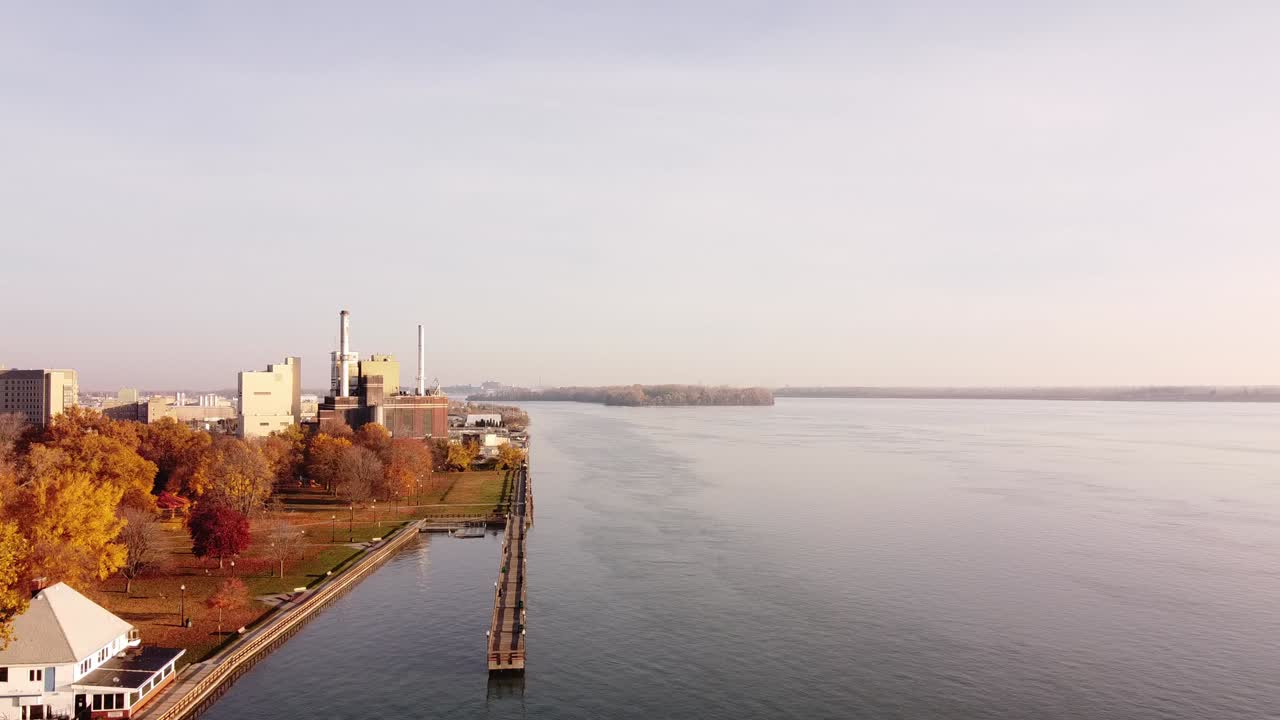 apagar la planta de energía a lo largo del río detroit durante el otoño al amanecer cerca de wyandotte, michigan, ee.uu.