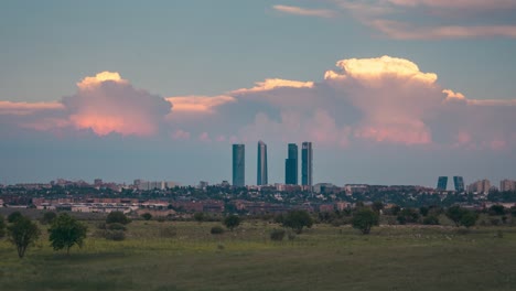 Zeitraffer-Bewölkter-Und-Stürmischer-Himmel-In-Der-Skyline-Von-Madrid-Während-Der-Goldenen-Stunde-Des-Sonnenuntergangs-Mit-Schafherde-Und-Ländlichem-Land-Im-Vordergrund