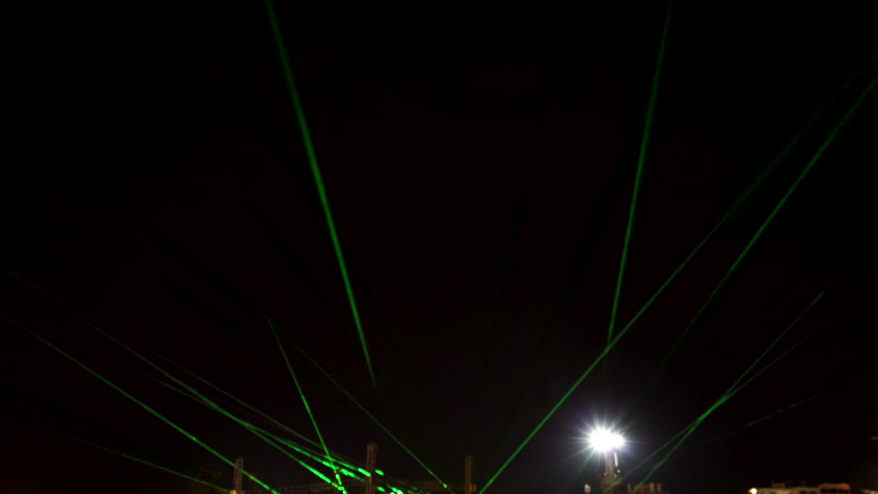 luces y rendimiento de láser en un concierto y la multitud, la gente de la fiesta