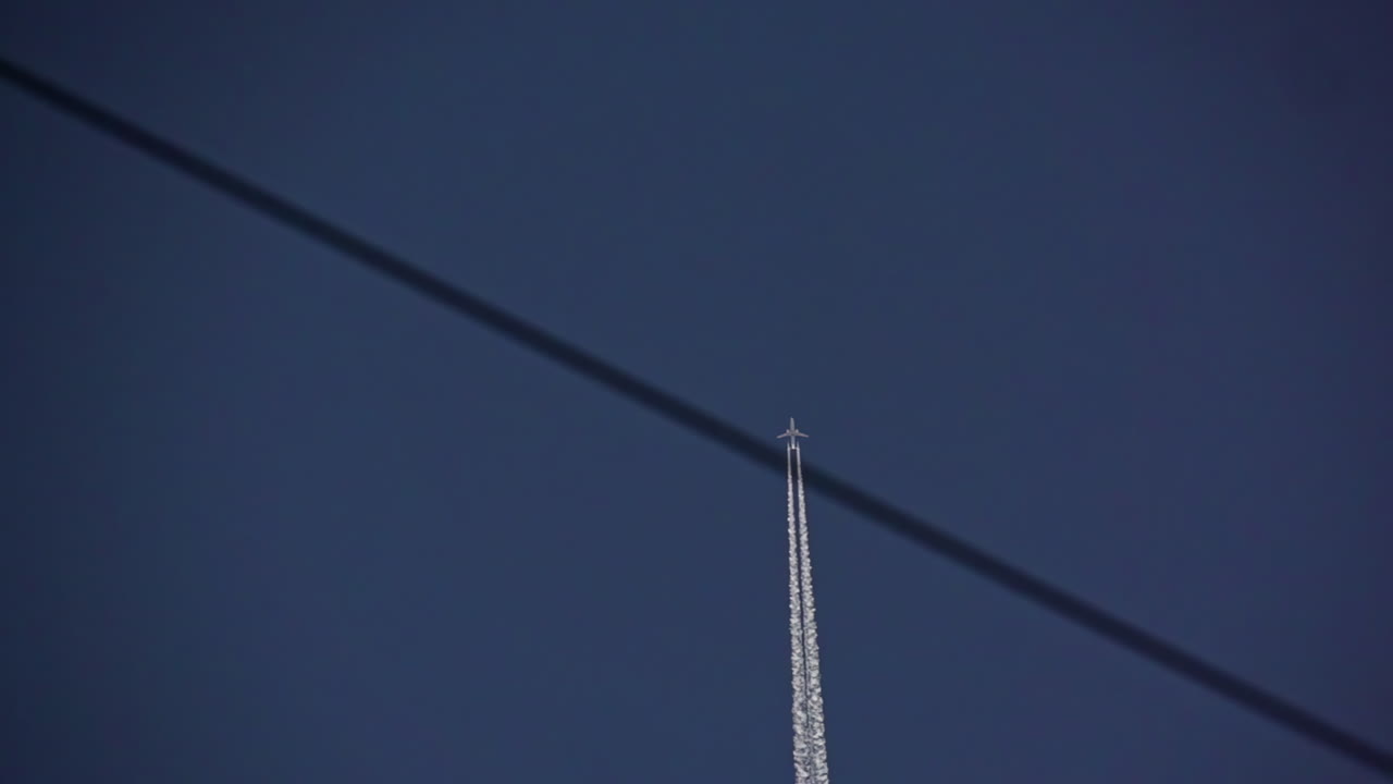 하늘에서 움직이는 비행기가  ⁇  흔적을 남기고