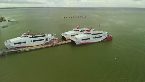 ferry catamarán atracado en la ciudad sureña de san fernando, trinidad