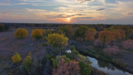 Los-Colores-Del-Otoño-Se-Mezclan-Entre-El-Cielo-Y-El-Río-En-El-Plato-En-Colorado-En-Octubre-De-2020