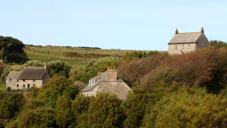 Looking-at-coastal-Properties-at-the-top-of-Bessy's-Cove,-The-Enys,-cornwall