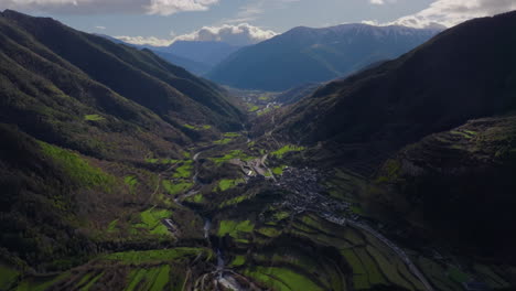 vista aérea de una pintoresca aldea ubicada en un valle montañoso