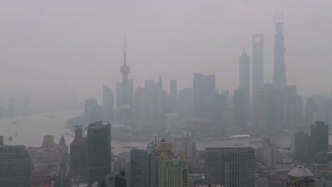 Amplia-Vista-Del-Horizonte-De-Shangay-En-La-Niebla