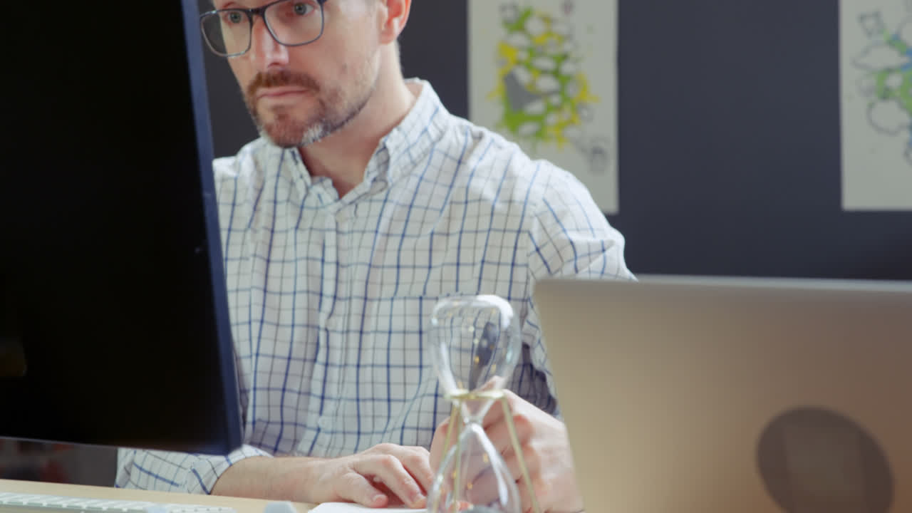 ejecutivo masculino trabajando en el escritorio en la oficina 4k