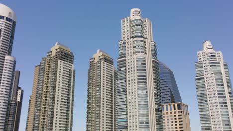 Luftaufnahme-Aus-Der-Tiefwinkelansicht-Der-Wolkenkratzer-Von-Buenos-Aires-Vor-Dem-Blauen-Himmel