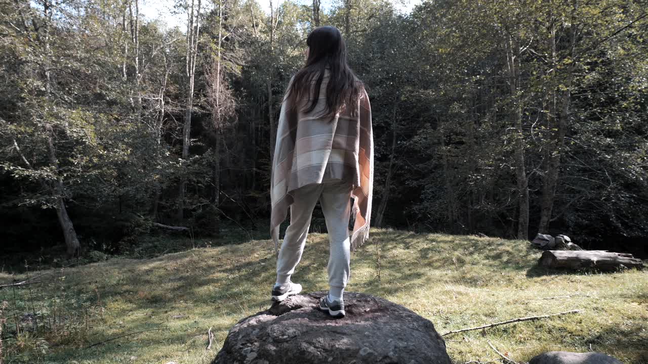 Una donna che si guarda intorno nella natura, Transfăgărășan, Romania.