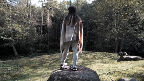una mujer mirando a su alrededor en la naturaleza, transfagarasan, rumania