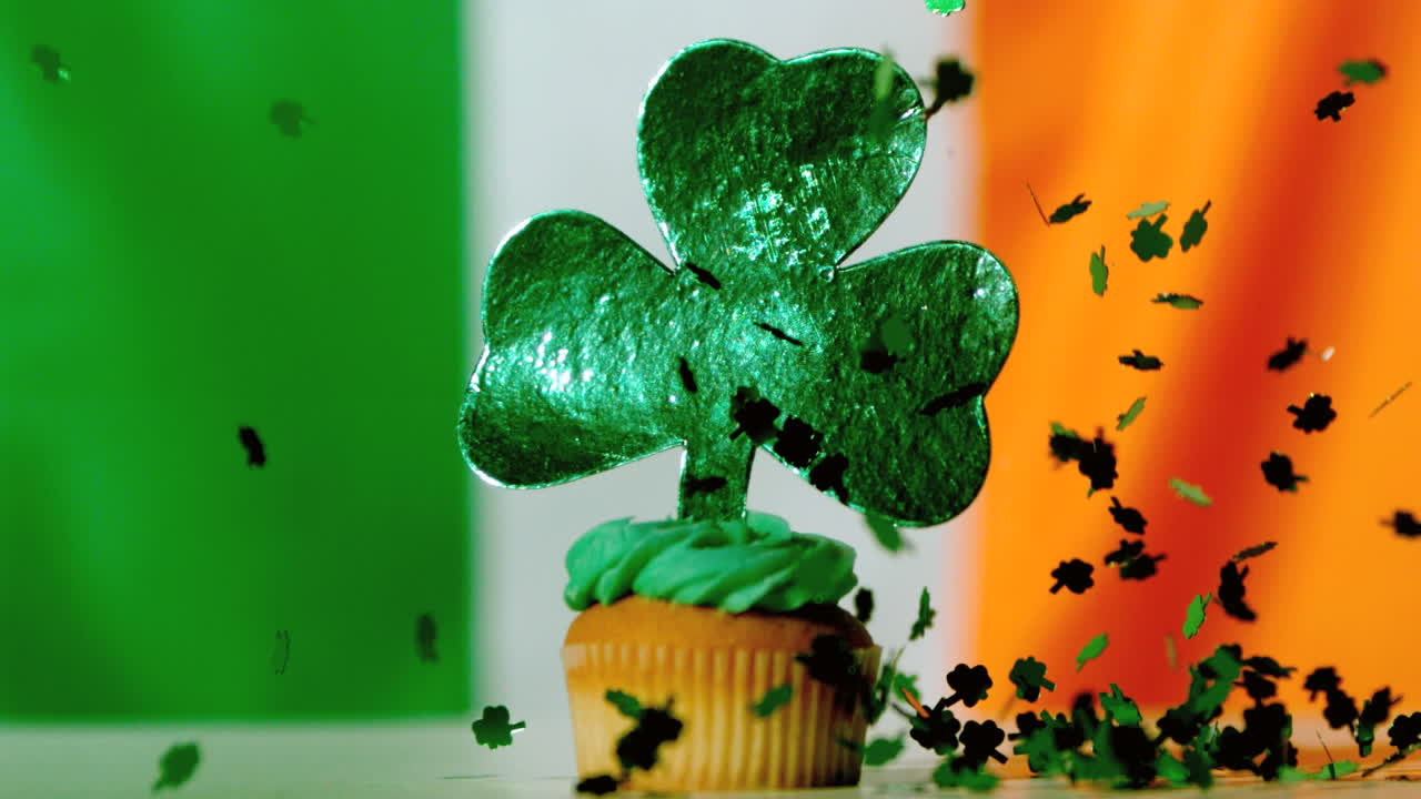 shamrock confeti cayendo en el día de san patricio pastel de cerca