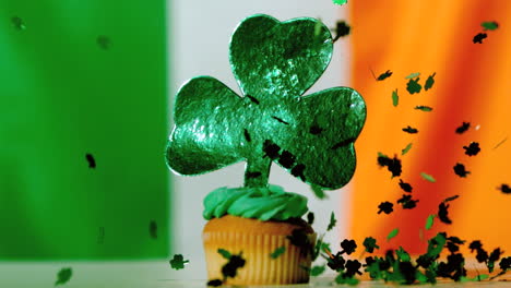 Confeti-De-Trébol-Cayendo-Sobre-El-Primer-Plano-De-Cupcake-Del-Día-De-San-Patricio