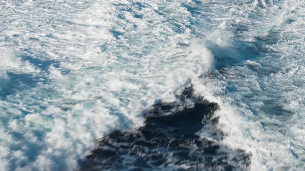 지나가는 카타마란 페리 가 남긴 격동 물길