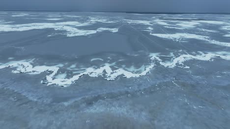 Panoramaaussicht-Ein-Großer-Bereich-Des-Sees-Ist-Im-Winter-Zugefroren