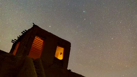 Diseño-Arquitectónico-De-La-Casa-De-Arcilla-Rural-Del-Desierto-Por-Adobe-De-Ladrillos-De-Barro-En-La-Noche-Cielo-Estrellado-Estrella-Polar-Sobre-El-Clima-Cristalino-En-Un-Cielo-Nocturno-Fotografía-Videografía-De-Los-Nativos-Nómadas-Locales-Irán