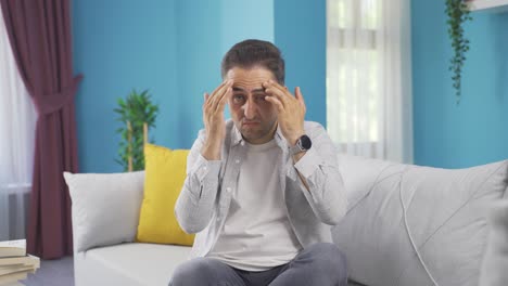 un hombre con arrugas y problemas en la piel es infeliz.