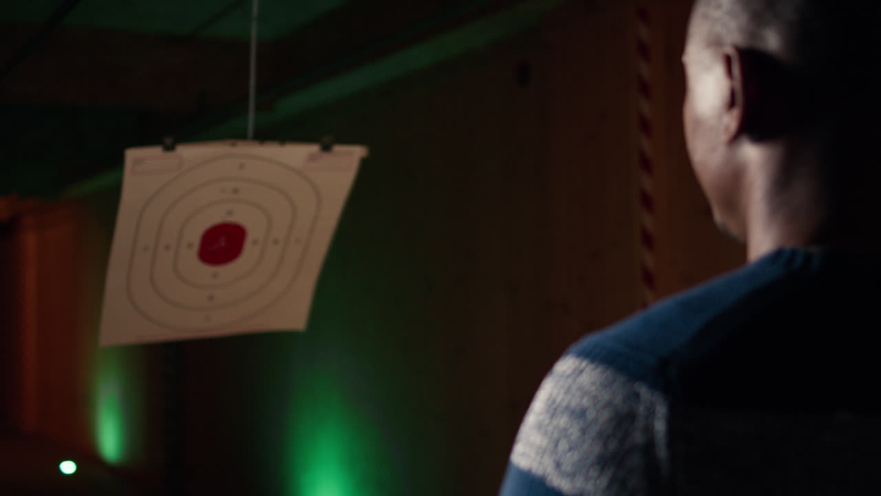 총을 사용한 사격 갤러리의 남자, 움직이는 표적에 대한 결과를보고, 클로즈업