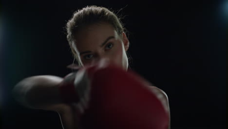 puñetazos de entrenamiento de boxeadoras