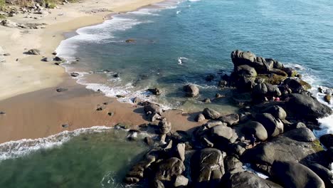 Ein-Luftdrohnenclip-Des-Wilden-Tropischen-Paradiesstrandes,-Playa-Carricitos-In-Sayulita,-Nayarit,-Mexiko