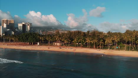 Aerial-drone-footage-of-Honolulu,-Hawaii