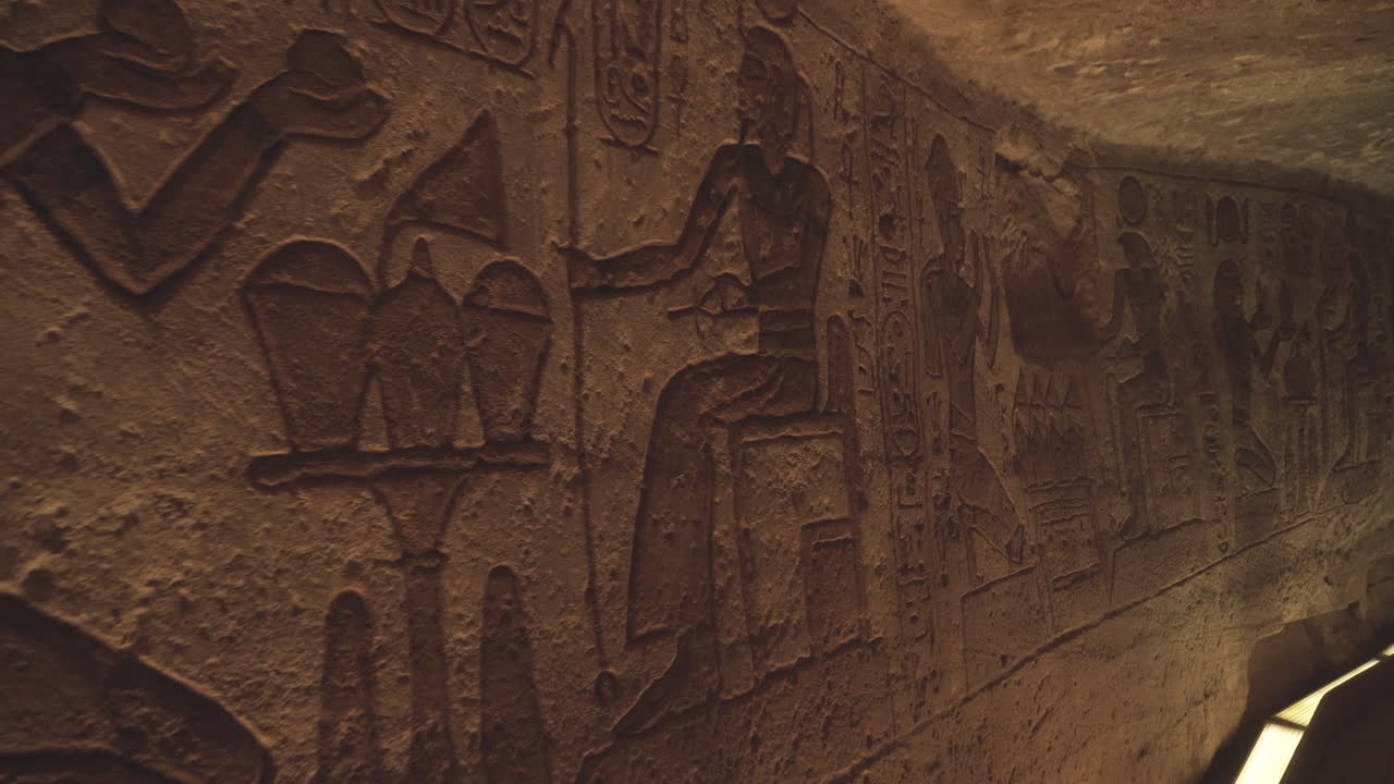 primer plano de algunos jeroglíficos en una pared del templo de abu simbel en egipto