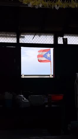 bandera puertorriqueña vista a través de una ventana