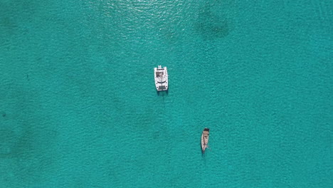 Vista-Aérea-De-Arriba-Hacia-Abajo-De-Un-Gran-Yate-Catamarán-Blanco