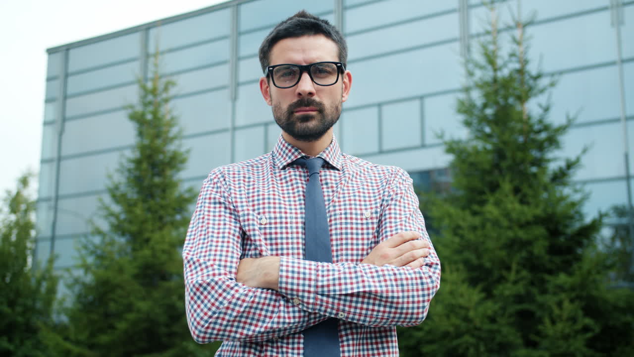 hombre de negocios frente a un edificio moderno