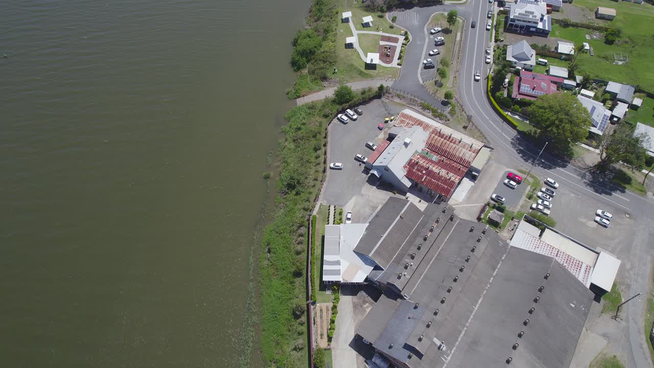 edificios de restaurantes y hoteles a orillas del río macleay en frederickton, nueva gales del sur, australia