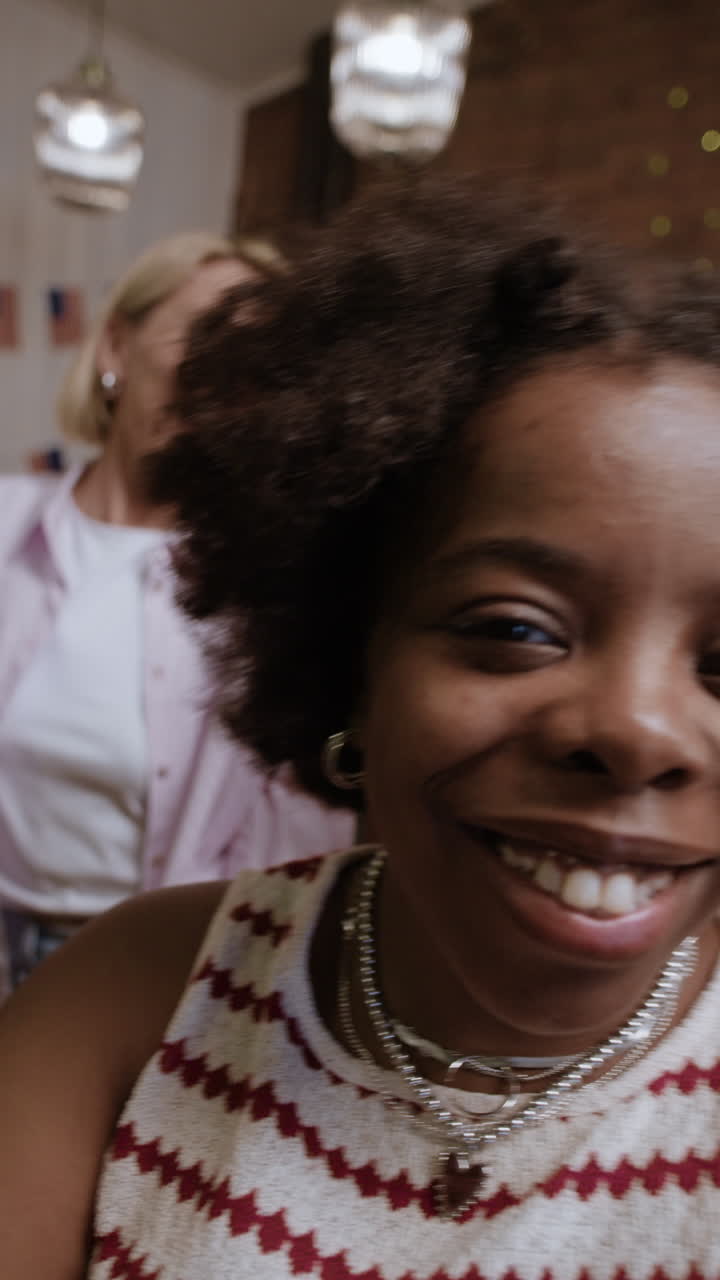 친구 들 이 파티 를 열고 있다