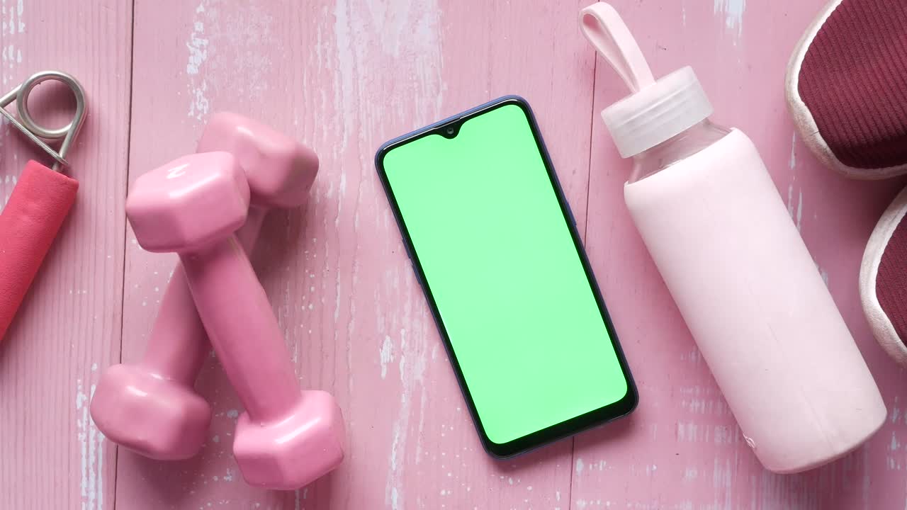 분홍색 피트니스 장비와 전화