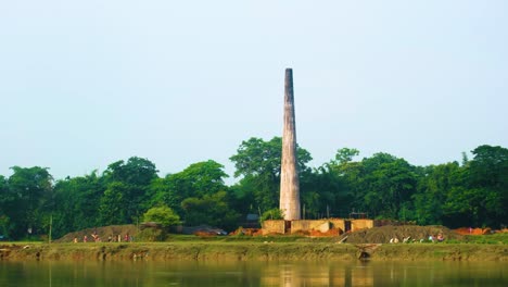 Ländlichen-Ziegeleifeld-Fabrik-Schornstein-Am-Flussufer,-Ziegelarbeiter,-Bangladesch