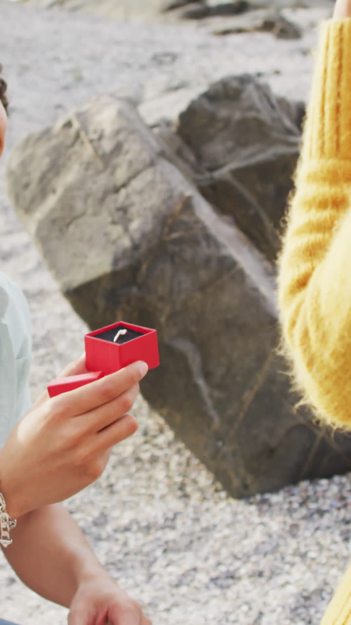 한 사람이 복사 공간과 함께 야외에서 반지를 제시합니다.