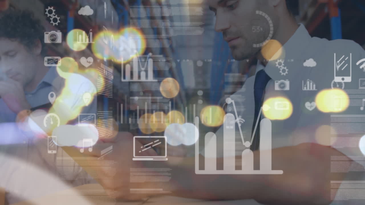 animación del procesamiento de datos sobre un empresario que usa una tableta en el centro de envío del almacén