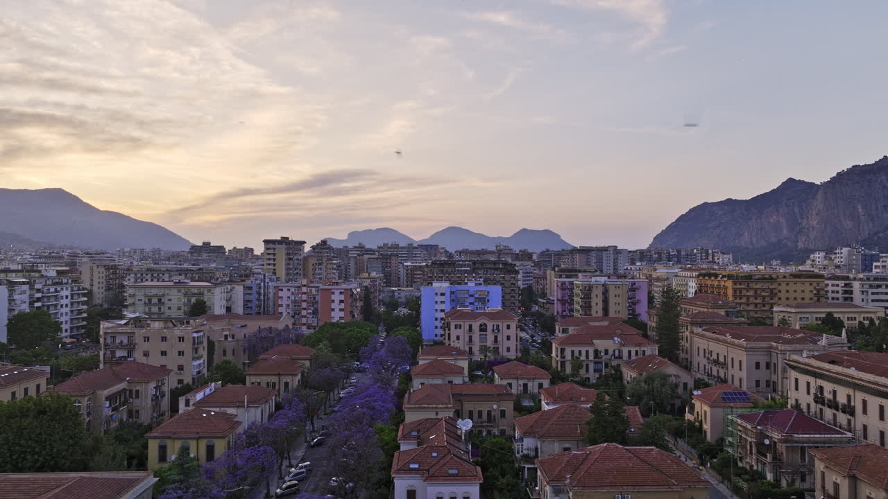 palermo, italia, vuelo aéreo v15 de seguimiento de aviones no tripulados sobre la ciudad capturando encantadoras casas residenciales y paisajes urbanos con pájaros volando en el cielo al atardecer - filmado con mavic 3 cine - mayo 2023