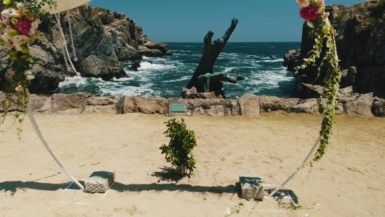 해안 주변의 웨딩 아치