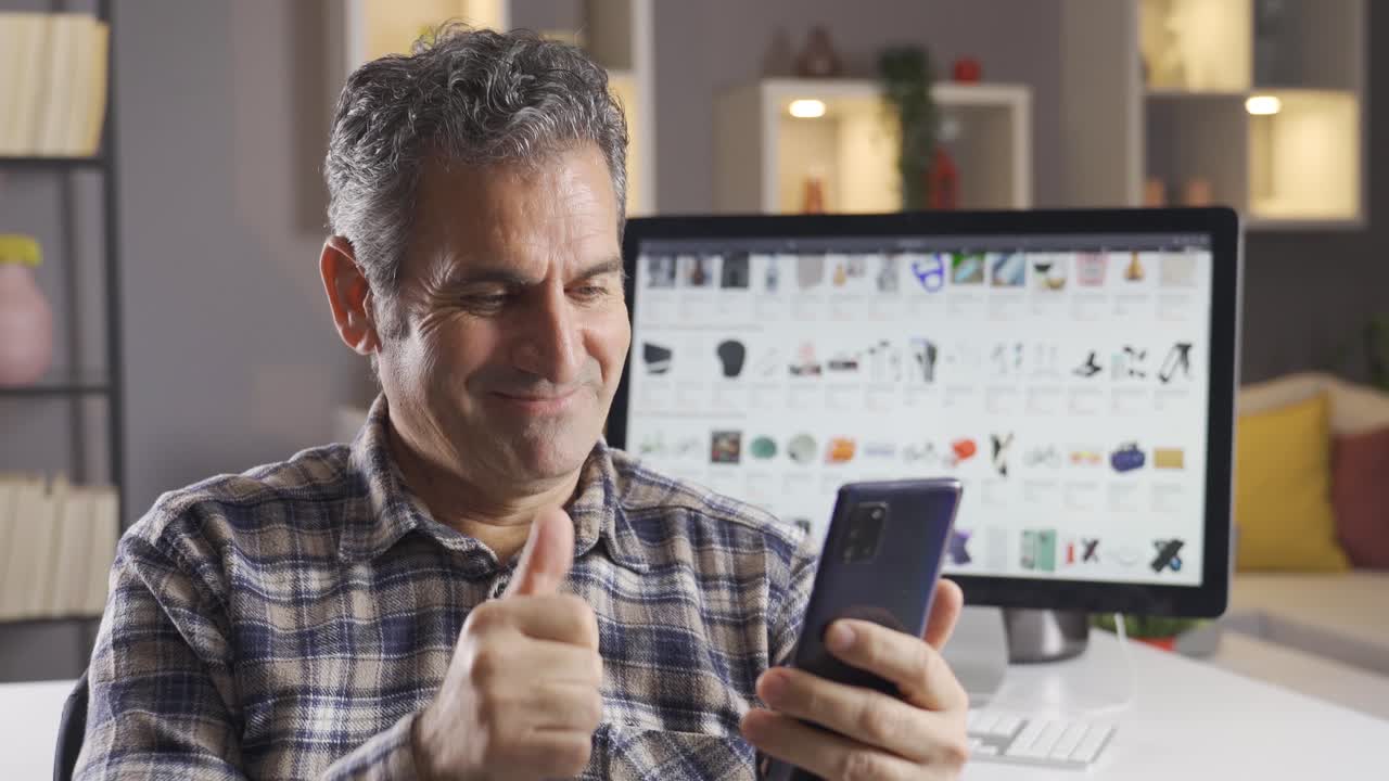 el hombre que ordena desde el comercio electrónico sigue desde la computadora y el teléfono y la compra se completa.