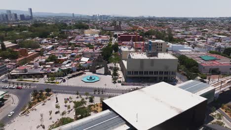 volando sobre la estación de metro zapopan centro a la basílica de nuestra señora de zapopan en guadalajara, jalisco, méxico