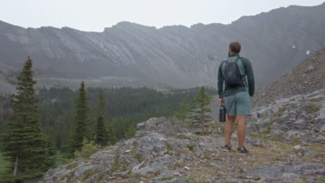 excursionista en la búsqueda de nieve ligera trail rodeó rockies kananaskis alberta canada