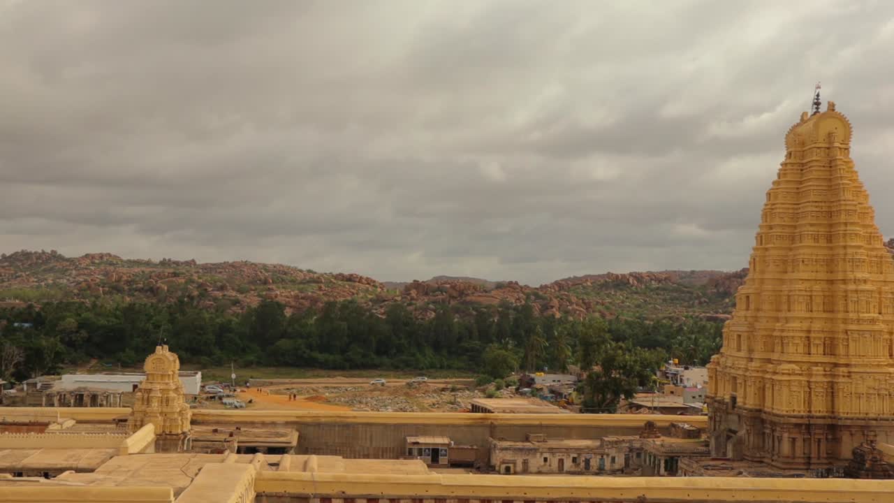 vista panorámica del templo virupaksha gopuram desde la cima de la colina hemakuta en hampi, india