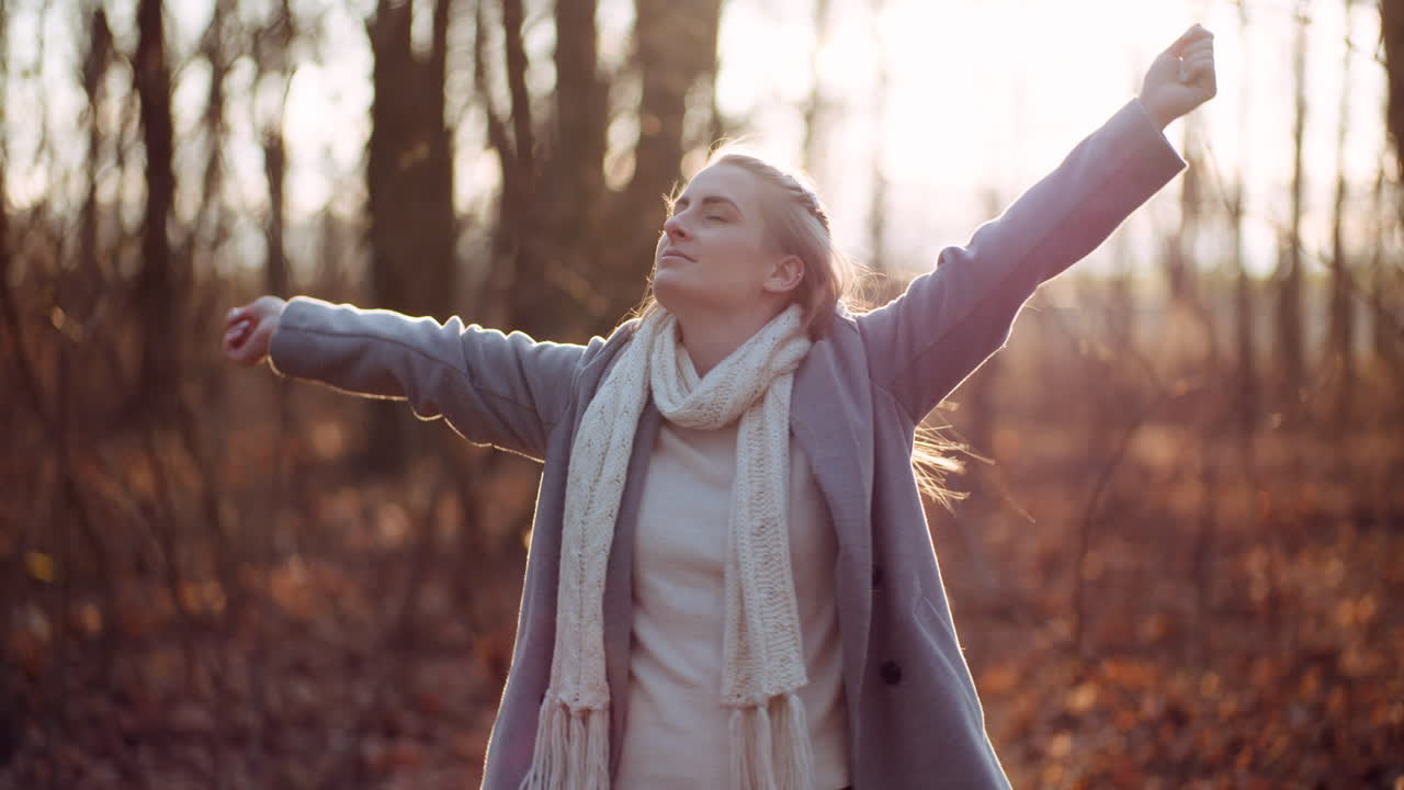 concepto de smog mujer joven respirando aire fresco en el bosque 2