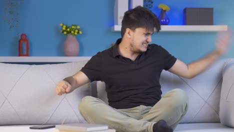 신경 ⁇ 약에 걸린 남자가 집에서  ⁇ 망진창을 벌이고 있어요.