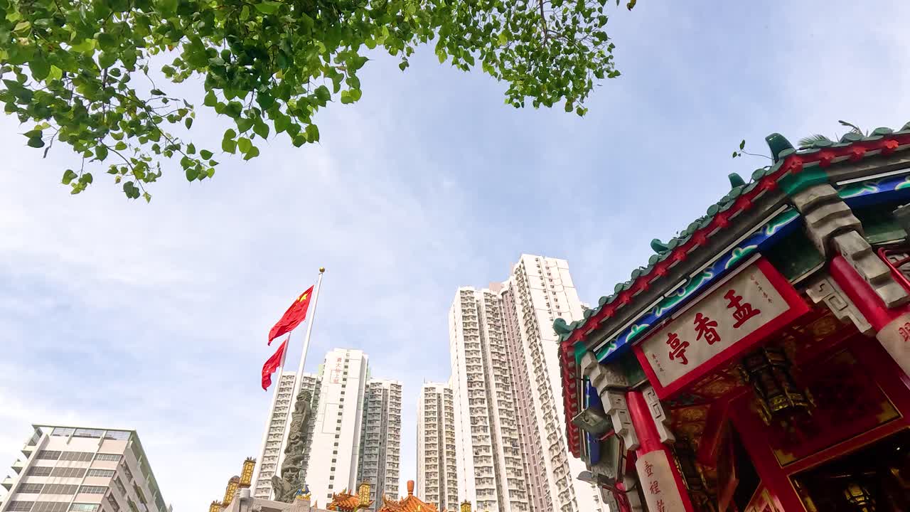 templos y rascacielos bajo un cielo despejado