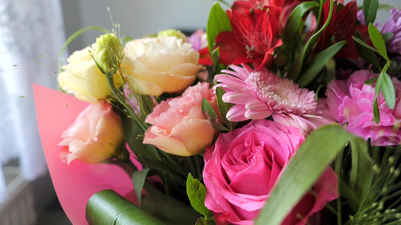 Bellissime rose rosa e delicata vegetazione disposte in un romantico bouquet da sposa
