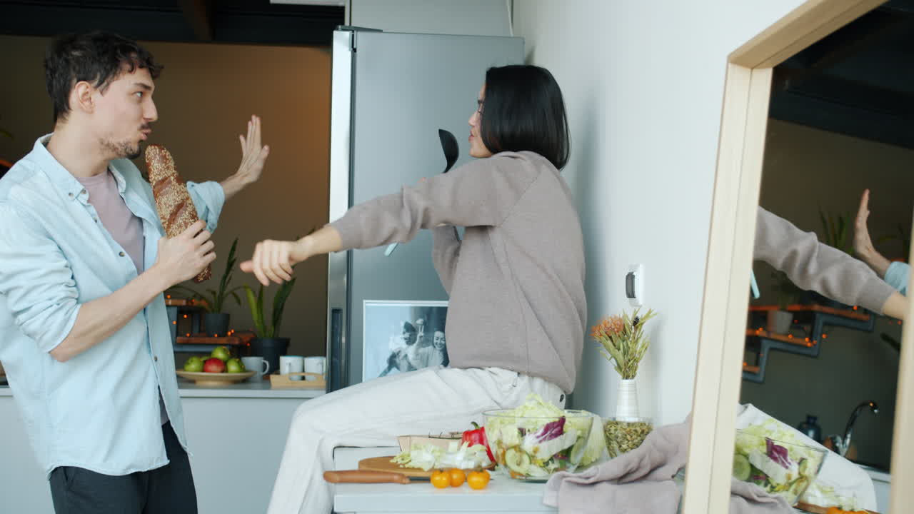 부부가 부에서 노래하고 춤을 춘다